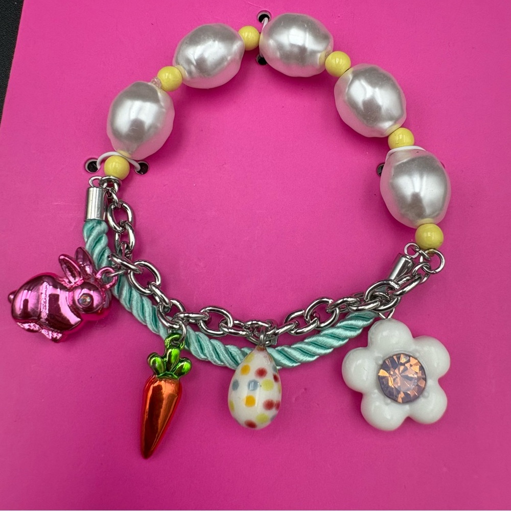 🐰 Betsey Johnson Bunny Charm Bracelet – Faux Pearl, Carrot & Egg Charms – NWT - Picture 3 of 3